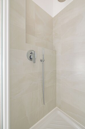Dutxa, assecador de cabells, bidet i tovalloles 