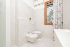 Shower, hair dryer, bidet, towels - Girasole (A5) | Three-room apartment with two bathrooms | Rho Fiera | Malpensa | Milan (Cesate)
