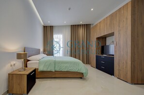 3 habitaciones, escritorio, tabla de planchar con plancha y wifi gratis