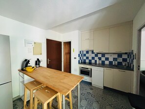 Réfrigérateur, four à micro-ondes, surface de cuisson, lave-vaisselle