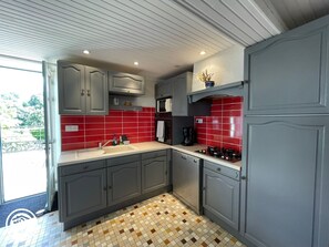 Réfrigérateur, four à micro-ondes, un four, lave-vaisselle