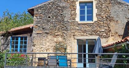 Gßte en cité médiévale de Vouvant avec parking privatif, 4 chambres