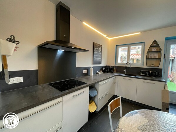 Réfrigérateur, micro-ondes, four, lave-vaisselle