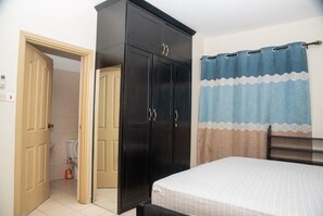 2 bedrooms, iron/ironing board, WiFi