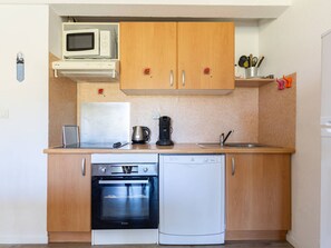 Fridge, oven, dishwasher, coffee/tea maker