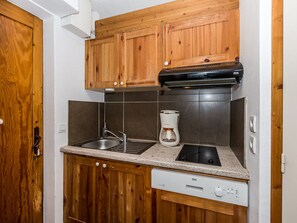 Réfrigérateur, four à micro-ondes, lave-vaisselle