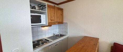 Microwave, stovetop, dishwasher, coffee/tea maker