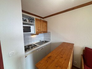 Four à micro-ondes, surface de cuisson, lave-vaisselle