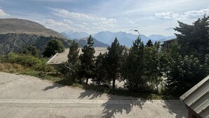 A paved area with trees and a mountain view. - Studio cabin 4 pers. in L'Alpe d'Huez with balcony (Huez)