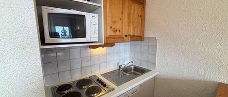 Microwave, stovetop, dishwasher, coffee/tea maker