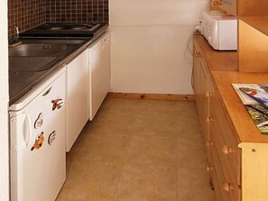 Four à micro-ondes, un four, lave-vaisselle