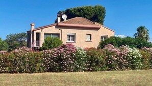 Une maison de plain-pied avec un toit en tuiles, une cheminée et une antenne parabolique.