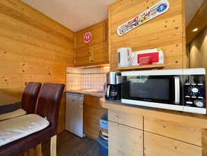 Fridge, microwave, coffee/tea maker, toaster - Apartment 4 pers, cabin, slope view, southwest (Les Menuires)