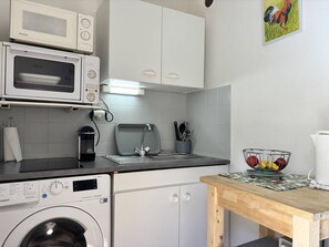 Fridge, microwave, stovetop, coffee/tea maker