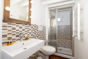 Dusche, kostenlose Toilettenartikel, Haartrockner, Bidet