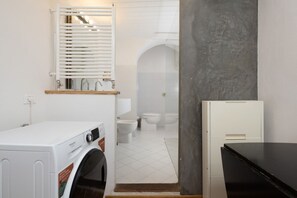 Dusche, kostenlose Toilettenartikel, Haartrockner, Bidet