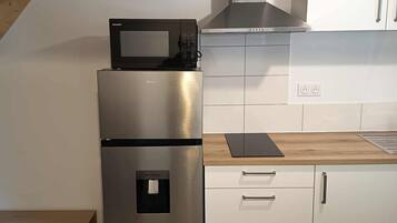 Réfrigérateur, micro-ondes, batterie de cuisine, vaisselle et ustensiles