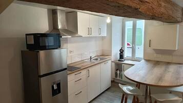 Réfrigérateur, micro-ondes, batterie de cuisine, vaisselle et ustensiles