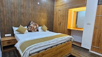 Deluxe Double Room | Laptop workspace, free WiFi