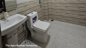Un baño moderno con ducha, inodoro y lavamanos.