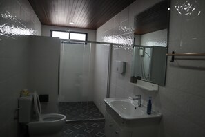 Villa, 2 chambres, coin cuisine, vue montagne | Salle de bain