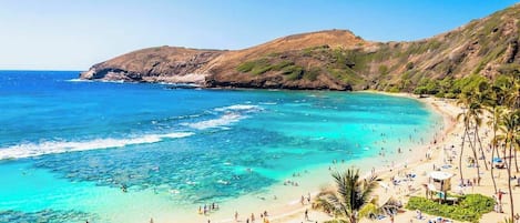 Playa en los alrededores, camastros y toallas de playa