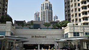 Un bâtiment moderne avec une enseigne indiquant « 29, boulevard », ce qui suggère qu’il s’agit d’un hôtel ou d’un immeuble commercial.