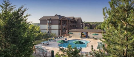 Una piscina cubierta, una piscina climatizada