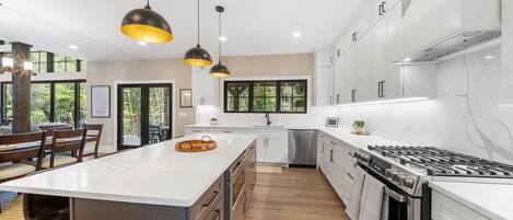 冷蔵庫、電子レンジ、オーブン、コンロ