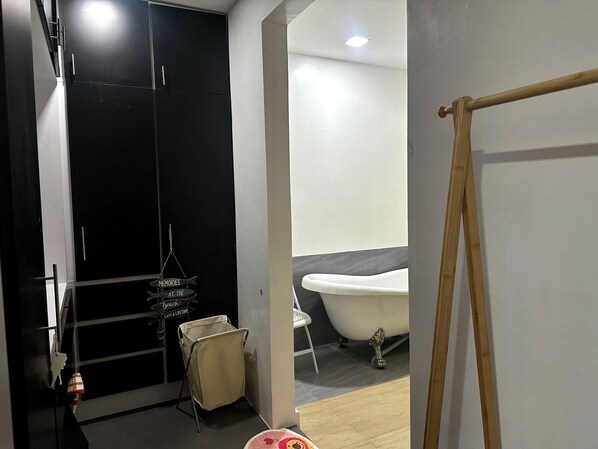 Regadera, secadora de cabello, toallas, jabón