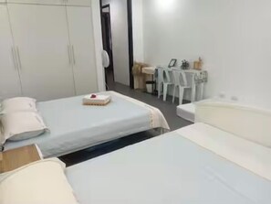 3 habitaciones, tabla de planchar con plancha, wifi y ropa de cama