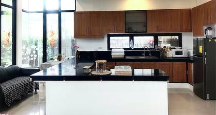 Near T1 Airport:Private Villa: 20m pool with Garden Family & Event & KTV Party