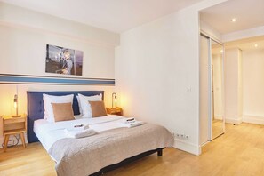 Apartment | Laptop workspace, iron/ironing board, bed sheets - Cosy Apartment Le Marais Center of Paris (Paris)