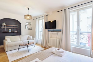 Apartment | Laptop workspace, iron/ironing board, bed sheets - Cosy Apartment Le Marais Center of Paris (Paris)