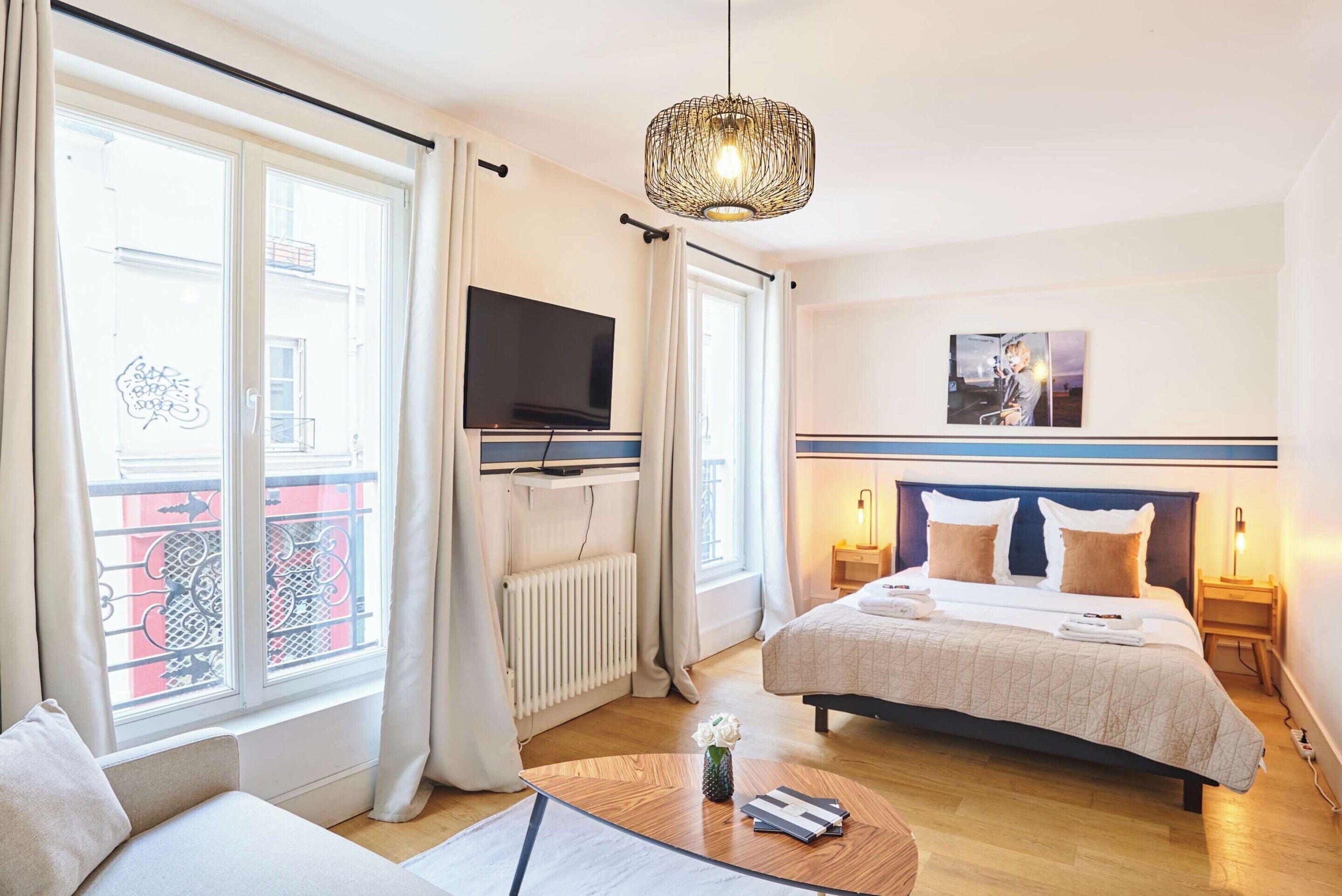 Espacio para trabajar con laptop y tabla de planchar con plancha 