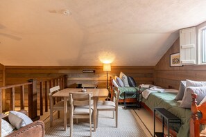 2 عدّة غرف نوم ومكواة/لوح كي وواي فاي وملاءات أسرّة