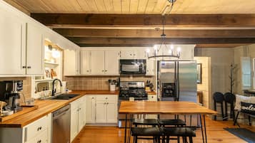 Frigorífico, microondas, horno y lavavajillas