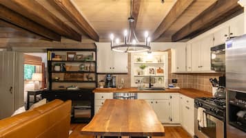 Frigorífico, microondas, horno y lavavajillas