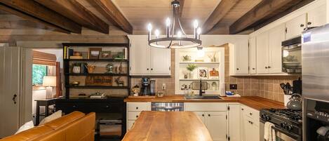 ثلاجة، ميكروويف، فرن، غسالة أطباق