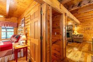 3 bedrooms, iron/ironing board, free WiFi, bed sheets - Garretts Getaway at Watauga Lake - privacy, lakefront (Butler)