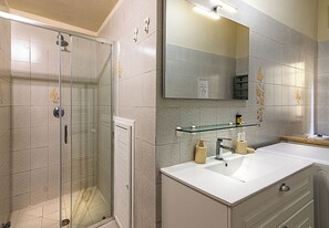 Dusche, Haartrockner, Bidet, Handtücher