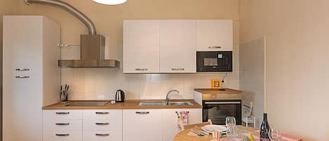 Frigorifero, microonde, forno, piano cottura