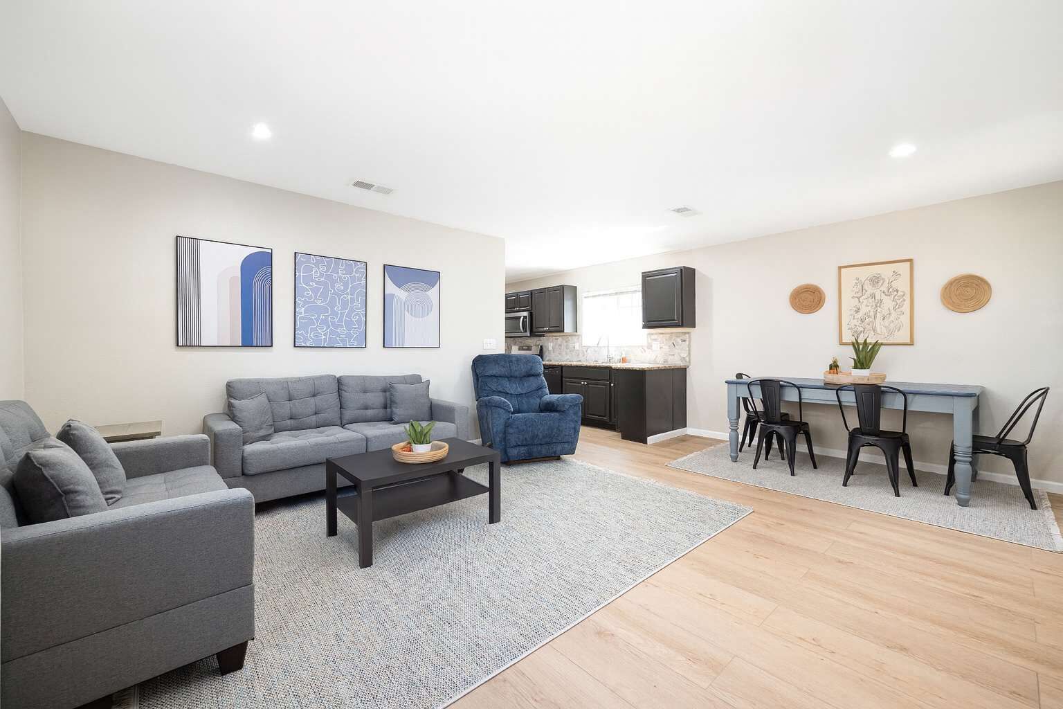 Een televisie en een kantoor