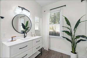 Shower, hair dryer, shampoo - Designer 2BR | Historic Charm + Walk to Fun (Jacksonville)
