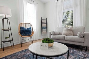 TV - Designer 2BR | Historic Charm + Walk to Fun (Jacksonville)