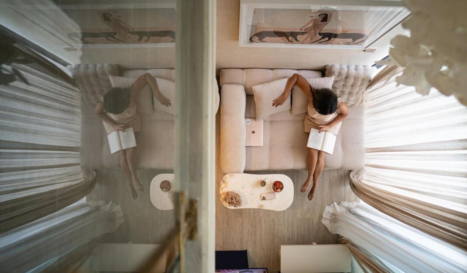 Una habitación con una cama grande, una mesita y un sofá.