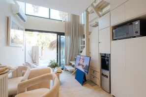 TV - Lumoo Loft - Luxury Private Pool Loft Villa (Canggu)