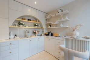 Kühlschrank, Mikrowelle, Herdplatte, Geschirrspüler