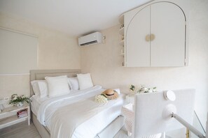 1 bedroom, desk, iron/ironing board, WiFi - Lumoo Loft - Luxury Private Pool Loft Villa (Canggu)