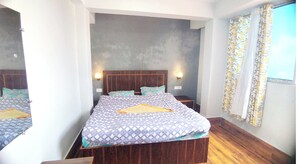 Hypo-allergenic bedding, desk, soundproofing, free WiFi